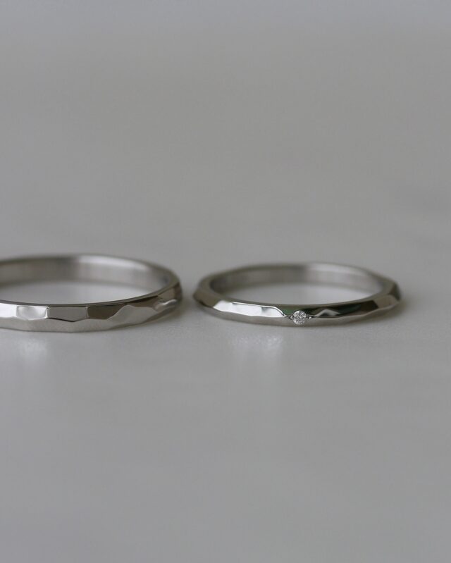 ㅤㅤㅤㅤㅤㅤㅤㅤㅤㅤㅤㅤㅤㅤㅤㅤㅤㅤㅤㅤㅤㅤㅤㅤㅤㅤㅤㅤㅤㅤㅤㅤㅤㅤㅤㅤㅤㅤㅤㅤㅤㅤㅤㅤㅤㅤㅤㅤㅤㅤㅤㅤㅤㅤㅤㅤㅤㅤㅤㅤㅤㅤㅤㅤㅤㅤㅤㅤㅤㅤㅤㅤㅤㅤㅤㅤㅤㅤㅤㅤㅤㅤㅤㅤㅤㅤㅤㅤㅤㅤㅤㅤㅤㅤㅤㅤㅤㅤㅤㅤ 
山のようにつけたぽこぽこ模様がきらりと輝く、
すっきりと、それでいて華やかなデザインをご制作いただきました。

新婦様は、中心に1粒のダイヤモンドを添えて。

一つひとつの模様に想いが込められた、
世界にふたつだけの結婚指輪が完成しました。
　
　
- 左側 -
地金：Pt900
幅：2.3mm
仕上げ：鏡面
刻印：似顔絵刻印
誕生石：シトリン

-  右側 -
地金：Pt900
幅：1.8mm
仕上げ：鏡面
刻印：似顔絵刻印
誕生石：ダイヤモンド、シトリン
　
　
　
　
uchimari
完全予約制(火曜・木曜定休日)