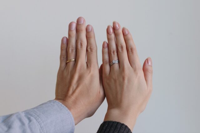 ㅤㅤㅤㅤㅤㅤㅤㅤㅤㅤㅤㅤㅤㅤㅤㅤㅤㅤㅤㅤㅤㅤㅤㅤㅤㅤㅤㅤㅤㅤㅤㅤㅤㅤㅤㅤㅤㅤㅤㅤㅤㅤㅤㅤㅤㅤㅤㅤㅤㅤㅤㅤㅤㅤㅤㅤㅤㅤㅤㅤㅤㅤㅤㅤㅤㅤㅤㅤㅤㅤㅤㅤㅤㅤㅤㅤㅤㅤㅤㅤㅤㅤㅤㅤㅤㅤㅤㅤㅤㅤㅤㅤㅤㅤㅤㅤㅤㅤㅤㅤ 
婚約指輪と重ねてつける時、
結婚指輪は細い方が良いですか？
とご相談いただくことがあります。

もちろん細身の重ねづけも素敵ですが、
例えば同じ地金でお作りすると、
少し太さをもたせてもすっきりと馴染みよく
重ねていただくことができます。

1本でつける毎日の姿。
2本を重ねる、特別な日。

これからどんな風に身につけていきたいか、
たくさん想像しながら、
おふたりにぴったりのデザインをお選びいただけると嬉しいです。
　
　
- 婚約指輪 -
地金：Pt900
幅：1.8mm
石枠：ゆるふわ
仕上げ：梨地
ダイヤモンド：ラウンド・ブリリアント・カット

- 結婚指輪 / 左側 -
地金：K18YG
幅：2.6mm
仕上げ：ヘアライン
オプション：ミルグレイン( 1周 )

- 結婚指輪 / 右側 -
地金：Pt900
幅：約2.3mm
仕上げ：梨地
誕生石：ダイヤモンド
　
　
　
 
uchimari
完全予約制(火曜・木曜定休日)