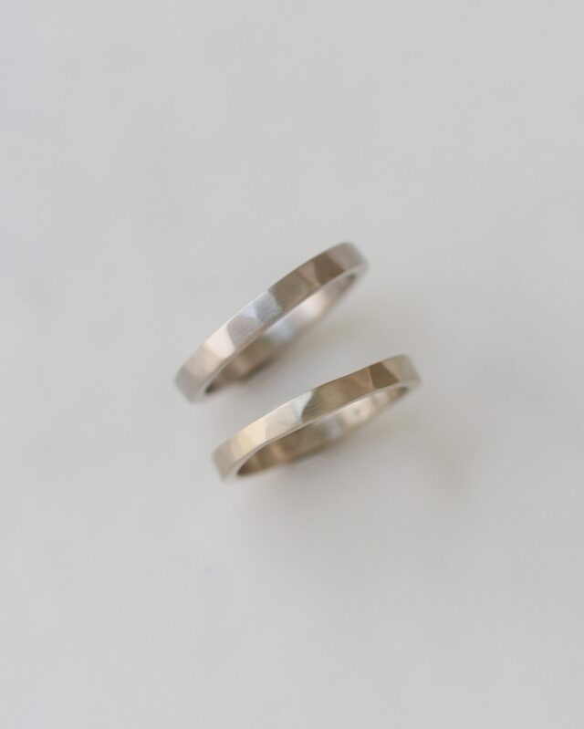 ㅤㅤㅤㅤㅤㅤㅤㅤㅤㅤㅤㅤㅤㅤㅤㅤㅤㅤㅤㅤㅤㅤㅤㅤㅤㅤㅤㅤㅤㅤㅤㅤㅤㅤㅤㅤㅤㅤㅤㅤㅤㅤㅤㅤㅤㅤㅤㅤㅤㅤㅤㅤㅤㅤㅤㅤㅤㅤㅤㅤㅤㅤㅤㅤㅤㅤㅤㅤㅤㅤㅤㅤㅤㅤㅤㅤㅤㅤㅤㅤㅤㅤㅤㅤㅤㅤㅤㅤㅤㅤㅤㅤㅤㅤㅤㅤㅤㅤㅤㅤ 
波のようにゆらめく結婚指輪。

平打ちデザインに、おふたりで柔らかく模様をつけて。

どの角度から見ても優しい表情が見える、
すっきりと馴染みのよい、素敵な指輪に仕上がりました。

これからのおふたりに
そっと寄り添っていきますように。
　
　
- 上側 -
地金：K18WG
幅：2.5mm
仕上げ：ヘアライン

- 下側 -
地金：K18CG
幅：2~2.5mm
仕上げ：ヘアライン
　
　
　
　
uchimari
完全予約制(火曜・木曜定休日)