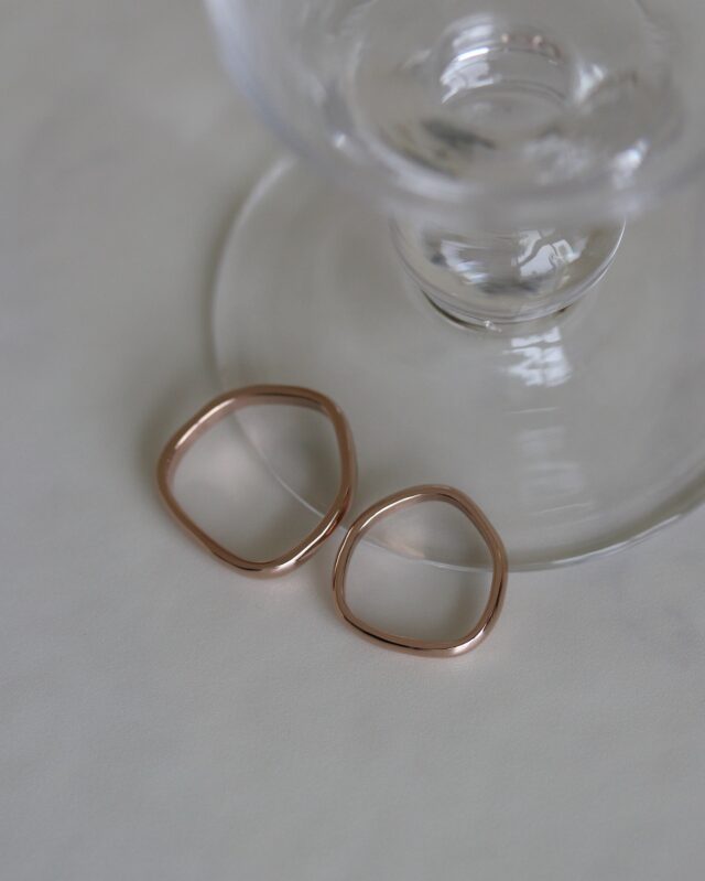 ㅤㅤㅤㅤㅤㅤㅤㅤㅤㅤㅤㅤㅤㅤㅤㅤㅤㅤㅤㅤㅤㅤㅤㅤㅤㅤㅤㅤㅤㅤㅤㅤㅤㅤㅤㅤㅤㅤㅤㅤㅤㅤㅤㅤㅤㅤㅤㅤㅤㅤㅤㅤㅤㅤㅤㅤㅤㅤㅤㅤㅤㅤㅤㅤㅤㅤㅤㅤㅤㅤㅤㅤㅤㅤㅤㅤㅤㅤㅤㅤㅤㅤㅤㅤㅤㅤㅤㅤㅤㅤㅤㅤㅤㅤㅤㅤㅤㅤㅤㅤ 
おうちの形をした" やわらか5角形 "

指の形は人によって様々ですが、
おふたりの指にぴったりとフィットし、
お揃いでお選びいただきました。

優しい丸みと合わさって、
着けていても、置いている時も可愛い、
特別な結婚指輪が完成しました。
　
　
- 左側 -
地金：K18PG
幅：3mm
仕上げ：鏡面
形：やわらか5角形
刻印：手書き刻印

-  右側 -
地金：K18PG
幅：2.5mm
仕上げ：鏡面
形：やわらか5角形
刻印：手書き刻印
　
　
　
　
uchimari
完全予約制(火曜・木曜定休日)