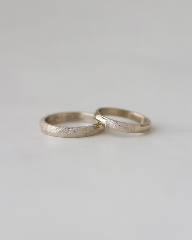 ㅤㅤㅤㅤㅤㅤㅤㅤㅤㅤㅤㅤㅤㅤㅤㅤㅤㅤㅤㅤㅤㅤㅤㅤㅤㅤㅤㅤㅤㅤㅤㅤㅤㅤㅤㅤㅤㅤㅤㅤㅤㅤㅤㅤㅤㅤㅤㅤㅤㅤㅤㅤㅤㅤㅤㅤㅤㅤㅤㅤㅤㅤㅤㅤㅤㅤㅤㅤㅤㅤㅤㅤㅤㅤㅤㅤㅤㅤㅤㅤㅤㅤㅤㅤㅤㅤㅤㅤㅤㅤㅤㅤㅤㅤㅤㅤㅤㅤㅤㅤ 
おふたりのお気に入りの” スターダスト仕上げ “を
自由に組み合わせて。

ワンポイントに1/6だけ、
しっかりと見せるために半周…など
どんな風に身につけたいかを想像しながら、
楽しくデザインしてくださいました。

おふたりの想いと個性が溢れる、特別な結婚指輪です。
　　
　
- 左側 -
地金：K18CG
幅：3mm
仕上げ：スターダスト / 鏡面
刻印：手書き刻印

- 右側 -
地金：K18CG
幅：2.7mm
仕上げ：スターダスト / 鏡面
刻印：手書き刻印
　
　
　
　
uchimari
完全予約制(火曜・木曜定休日)