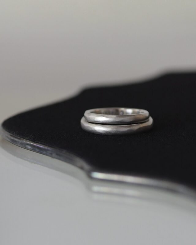 ㅤㅤㅤㅤㅤㅤㅤㅤㅤㅤㅤㅤㅤㅤㅤㅤㅤㅤㅤㅤㅤㅤㅤㅤㅤㅤㅤㅤㅤㅤㅤㅤㅤㅤㅤㅤㅤㅤㅤㅤㅤㅤㅤㅤㅤㅤㅤㅤㅤㅤㅤㅤㅤㅤㅤㅤㅤㅤㅤㅤㅤㅤㅤㅤㅤㅤㅤㅤㅤㅤㅤㅤㅤㅤㅤㅤㅤㅤㅤㅤㅤㅤㅤㅤㅤㅤㅤㅤㅤㅤㅤㅤㅤㅤㅤㅤㅤㅤㅤㅤ 
おふたりの手仕事がそのまま残る、
ゆるふわ模様の結婚指輪。

uchimariはお客様ご自身に指輪の原型をお作りいただき、その手仕事の風合いを大切にしながら、
職人がおふたりのためだけに仕上げます。

同じデザインを参考にお作りいただいても、
少しずつ指輪の表情が変わるのは手作りならでは。

ひとつとして同じデザインがないので、
ひと足早く拝見させていただく私たちuchimariスタッフも指輪の完成をいつも楽しみにしています。
 
 
 
uchimari