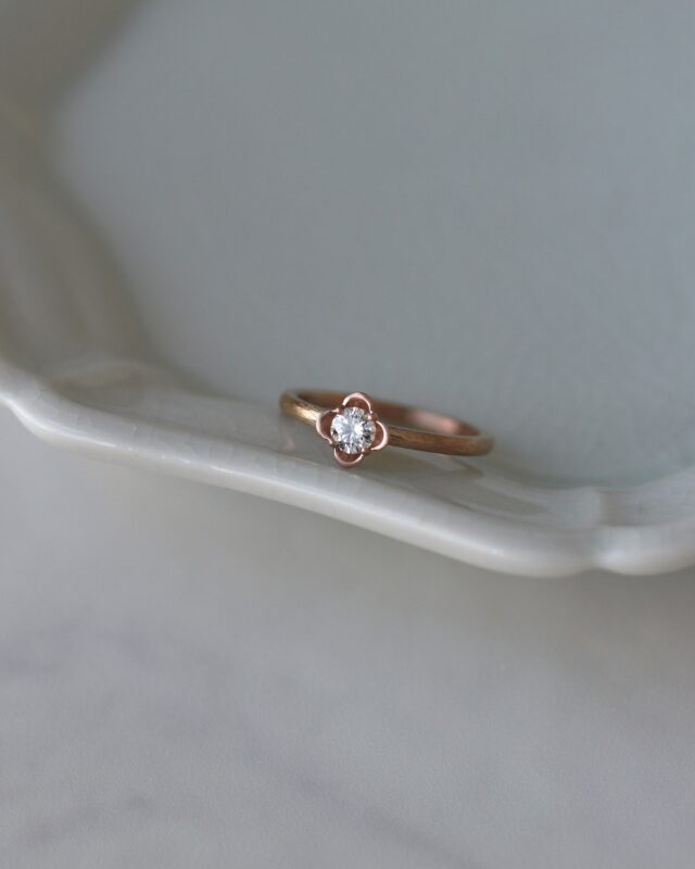 ㅤㅤㅤㅤㅤㅤㅤㅤㅤㅤㅤㅤㅤㅤㅤㅤㅤㅤㅤㅤㅤㅤㅤㅤㅤㅤㅤㅤㅤㅤㅤㅤㅤㅤㅤㅤㅤㅤㅤㅤㅤㅤㅤㅤㅤㅤㅤㅤㅤㅤㅤㅤㅤㅤㅤㅤㅤㅤㅤㅤㅤㅤㅤㅤㅤㅤㅤㅤㅤㅤㅤㅤㅤㅤㅤㅤㅤㅤㅤㅤㅤㅤㅤㅤㅤㅤㅤㅤㅤㅤㅤㅤㅤㅤㅤㅤㅤㅤㅤㅤ 
ご旅行に合わせて、福岡県から、
お一人でご制作にお越しくださったお客様。

サプライズでのご制作ということで、
お相手の方にさりげなく聞いていたお好みのデザインをベースに、一つずつ丁寧にデザインを決めてくださいました。

ナチュラルで落ち着いた雰囲気になるように、と想いを込めて完成した、お花のかたちをした優しい婚約指輪。

おふたりでこの指輪を初めて見るその時が、
あたたかく素敵な時間になるよう願っています。
　
 
- 婚約指輪 -
地金：K18PG
幅：1.5mm
石枠：お花
仕上げ：アンティーク
ダイヤモンド：ラウンド・ブリリアント・カット
　
 
 
uchimari