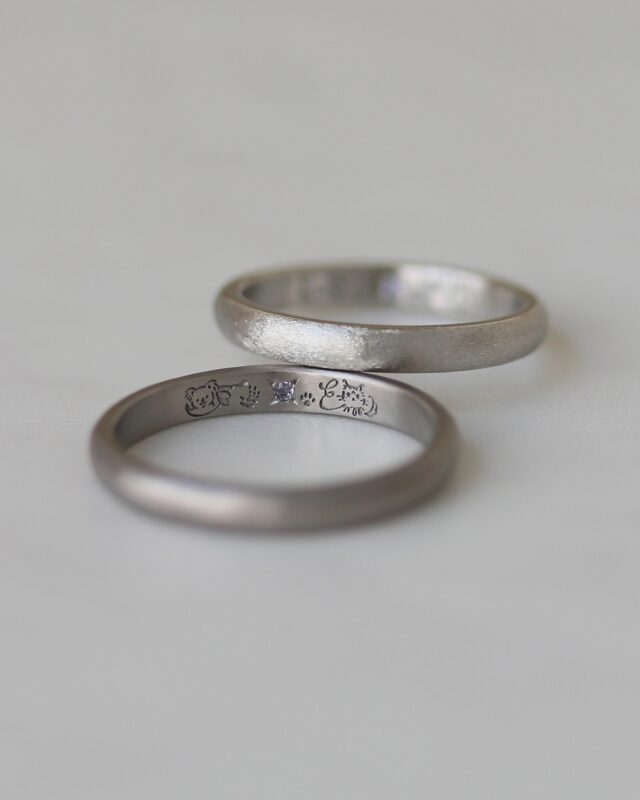 ㅤㅤㅤㅤㅤㅤㅤㅤㅤㅤㅤㅤㅤㅤㅤㅤㅤㅤㅤㅤㅤㅤㅤㅤㅤㅤㅤㅤㅤㅤㅤㅤㅤㅤㅤㅤㅤㅤㅤㅤㅤㅤㅤㅤㅤㅤㅤㅤㅤㅤㅤㅤㅤㅤㅤㅤㅤㅤㅤㅤㅤㅤㅤㅤㅤㅤㅤㅤㅤㅤㅤㅤㅤㅤㅤㅤㅤㅤㅤㅤㅤㅤㅤㅤㅤㅤㅤㅤㅤㅤㅤㅤㅤㅤㅤㅤㅤㅤㅤㅤ 
おふたりのイニシャルと可愛らしいイラストが合わさった、素敵な刻印デザイン。

手描きの温もりが、ふと内側をのぞいた時に、
いつでも心をほっと柔らかくしてくれます。

uchimariの【 手書き刻印 】は、
描いていただいたものがそのまま指輪に刻まれます。

おふたりだけの想いを、指輪というちいさなキャンバスに自由に描いてくださいね。
　　
　
- 左側 -
地金：K18BG
幅：2.5mm
仕上げ：梨地
刻印：手書き刻印
誕生石：タンザナイト

- 右側 -
地金：Pt900
幅：2.5mm
仕上げ：ダイヤモンド
刻印：手書き刻印
誕生石：タンザナイト
　
　
　
　
uchimari
完全予約制(火曜・木曜定休日)
