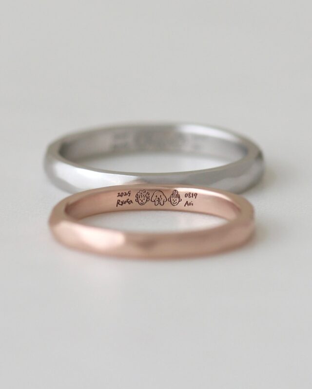 ㅤㅤㅤㅤㅤㅤㅤㅤㅤㅤㅤㅤㅤㅤㅤㅤㅤㅤㅤㅤㅤㅤㅤㅤㅤㅤㅤㅤㅤㅤㅤㅤㅤㅤㅤㅤㅤㅤㅤㅤㅤㅤㅤㅤㅤㅤㅤㅤㅤㅤㅤㅤㅤㅤㅤㅤㅤㅤㅤㅤㅤㅤㅤㅤㅤㅤㅤㅤㅤㅤㅤㅤㅤㅤㅤㅤㅤㅤㅤㅤㅤㅤㅤㅤㅤㅤㅤㅤㅤㅤㅤㅤㅤㅤㅤㅤㅤㅤㅤㅤ 
uchimariの【 手書き刻印 】で
結婚指輪の内側に、想いを込めて。

おふたりの大切なわんちゃんの
いつもの表情やしぐさをそのまま描いて、
隣には、あたたかく見守る笑顔のおふたりを。

優しい家族の姿が刻まれた、
世界にふたつだけの特別な結婚指輪です。
　
　　
- 左側 -
地金：Pt900
幅：2.5mm
仕上げ：ヘアライン
刻印：手書き刻印

- 右側 -
地金：K18PG
幅：2mm
仕上げ：ヘアライン
刻印：手書き刻印
　
　
　
　
uchimari
