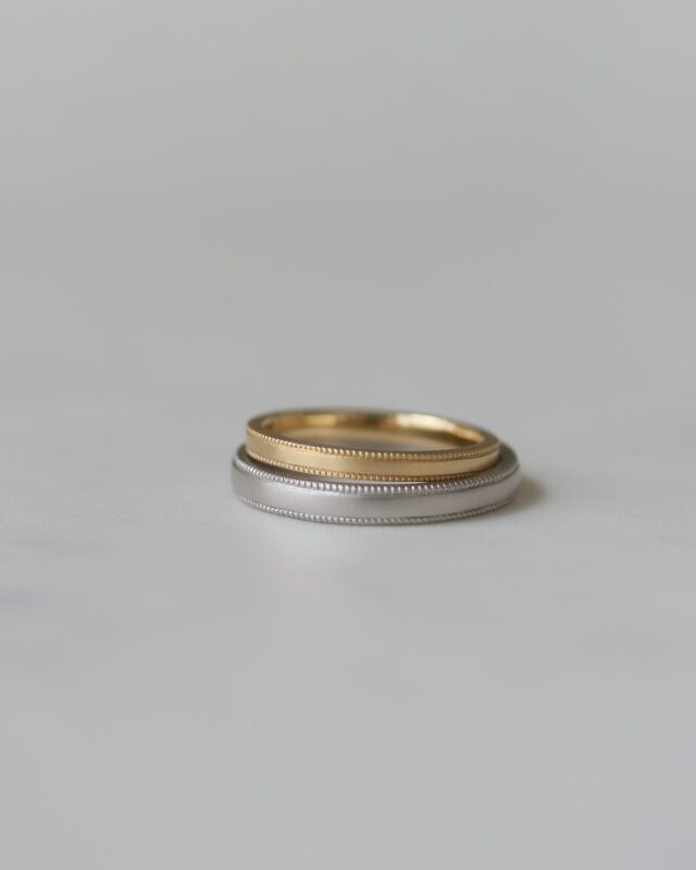 ㅤㅤㅤㅤㅤㅤㅤㅤㅤㅤㅤㅤㅤㅤㅤㅤㅤㅤㅤㅤㅤㅤㅤㅤㅤㅤㅤㅤㅤㅤㅤㅤㅤㅤㅤㅤㅤㅤㅤㅤㅤㅤㅤㅤㅤㅤㅤㅤㅤㅤㅤㅤㅤㅤㅤㅤㅤㅤㅤㅤㅤㅤㅤㅤㅤㅤㅤㅤㅤㅤㅤㅤㅤㅤㅤㅤㅤㅤㅤㅤㅤㅤㅤㅤㅤㅤㅤㅤㅤㅤㅤㅤㅤㅤㅤㅤㅤㅤㅤㅤ 
" 千の粒 "の意味をもつミルグレイン。

みなさまにお作りいただいた原型を
金属の指輪に仕上げた上から、
職人が手作業で一粒ずつ打つ繊細なデザインです。

手仕事の温もりを感じる粒のラインは、
シンプルなリングにちょっとだけ
アクセントが欲しい方にもぴったりです。

uchimariへお越しいただいた際は、
ぜひ実際に着けてお試しくださいね。
　

———　

1 》
地金：K18YG
幅：2.1mm
オプション：ミルグレイン(2周)

地金：Pt900
幅：2.7mm
オプション：ミルグレイン(2周)

2 》
地金：K18CG
幅：2.5mm
オプション：ミルグレイン(1周)

地金：K18BG
幅：3.5mm
オプション：ミルグレイン(2周)

3 》
地金：K18PG
幅：2mm
オプション：ミルグレイン(2周)

地金：K18CG
幅：3mm
オプション：ミルグレイン(2周)

4 》
地金：K18WG
幅：2mm
オプション：ミルグレイン(1周)

地金：K18BG
幅：2.5mm

5 》
地金：K18CG
幅：2mm

地金：K18WG
幅：2.8mm
オプション：ミルグレイン(2周)
　

　
　
uchimari