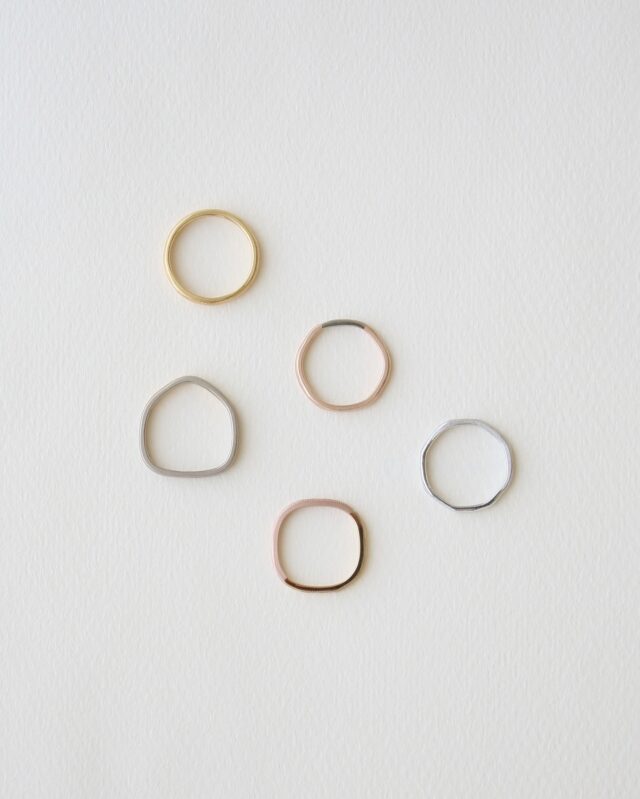 uchimariで選べる指輪のかたち。

" やわらか多角形 "は名前の通り、
角にほどよく丸みがあり、優しく指に馴染みます。

少し個性的なデザインを楽しみながら、
着け心地も大切にしたい。
そんな方にお選びいただいています。

お店にお越しいただいた際は、
ぜひ実際にお試しくださいね。
 
》1
やわらか4角形
》2
やわらか5角形
》3
やわらか6角形
》4
やわらか8角形

　
　
uchimari