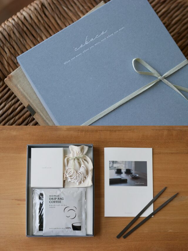 uchimari小箱が装いを新たに、リニューアルしました！

お道具箱を開けるときの、
これから楽しいことが始まるような予感。

そんな気持ちを感じていただけるよう、
優しく落ち着いたブルーの小箱に、
指輪作りに必要な道具を大切に詰めてお届けします。

この小箱は、職人さんの手によって一つひとつ丁寧に仕立てられたもの。

佇まいが美しく、指輪作りの後も、
インテリアとして飾ったり、
暮らしに馴染むような存在になれたらと思っています。

新たな装いでみなさまのお手元にお届けできることが、とても楽しみです。

おうちや旅先など、おふたりのお好きな場所で、
ぜひ指輪作りをお楽しみくださいね。

みなさまからのご注文を、心よりお待ちしております。
　
　
》uchimari小箱
ご自宅やお好きな場所で、
指輪作りがお楽しみいただける制作キットです。

ご注文方法など、詳しくはWebサイトをご覧ください。
https://www.uchimari.com/cobaco/