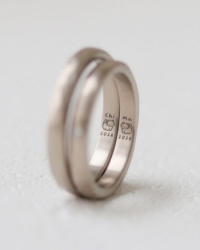 ㅤㅤㅤㅤㅤㅤㅤㅤㅤㅤㅤㅤㅤㅤㅤㅤㅤㅤㅤㅤㅤㅤㅤㅤㅤㅤㅤㅤㅤㅤㅤㅤㅤㅤㅤㅤㅤㅤㅤㅤㅤㅤㅤㅤㅤㅤㅤㅤㅤㅤㅤㅤㅤㅤㅤㅤㅤㅤㅤㅤㅤㅤㅤㅤㅤㅤㅤㅤㅤㅤㅤㅤㅤㅤㅤㅤㅤㅤㅤㅤㅤㅤㅤㅤㅤㅤㅤㅤㅤㅤㅤㅤㅤㅤㅤㅤㅤㅤㅤㅤ 
てらおかなつみさん(@teraoka_natsumi )が描く、
指輪の内側でそっと寄り添う、あたたかなイラスト。

手作りの跡をそのまま残した、
ナチュラル仕上げの優しい結婚指輪に
ぴったりの刻印デザインです。

" いつか2匹の猫と暮らしたい "と話してくださった
おふたりの夢が叶いますように。
　
　
》左側
地金：K18WG
幅：2.5mm
仕上げ：ナチュラル
刻印：アーティスト刻印( ペアデザイン )
誕生石：シトリン

》右側
地金：K18WG
幅：2.5mm
仕上げ：ナチュラル
刻印：アーティスト刻印( ペアデザイン )
誕生石：ダイヤモンド
　
 
 
uchimari