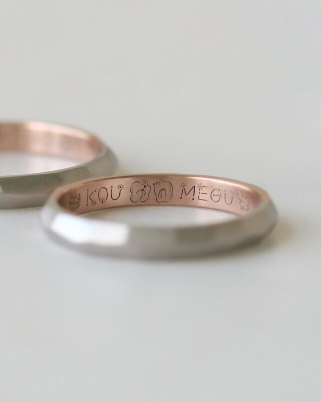 ㅤㅤㅤㅤㅤㅤㅤㅤㅤㅤㅤㅤㅤㅤㅤㅤㅤㅤㅤㅤㅤㅤㅤㅤㅤㅤㅤㅤㅤㅤㅤㅤㅤㅤㅤㅤㅤㅤㅤㅤㅤㅤㅤㅤㅤㅤㅤㅤㅤㅤㅤㅤㅤㅤㅤㅤㅤㅤㅤㅤㅤㅤㅤㅤㅤㅤㅤㅤㅤㅤㅤㅤㅤㅤㅤㅤㅤㅤㅤㅤㅤㅤㅤㅤㅤㅤㅤㅤㅤㅤㅤㅤㅤㅤㅤㅤㅤㅤㅤㅤ 
コナガイ香さん(@kona__ill )が描く、
アーティスト刻印。

アルファベットにぱっと花びらが開く
素敵なデザインを気に入ってくださり、
おふたりの結婚指輪の内側に刻みました。

ピンクゴールドとプラチナの爽やかな
コンビスタイルと合わさって、
華やかでいて優しい仕上がりになりました。
　
　
》左側
地金：K18PG / Pt900
幅：2.5mm
仕上げ：梨地
刻印：アーティスト刻印( コナガイ香さん )

》右側
地金：K18PG / Pt900
幅：2.5mm
仕上げ：梨地
刻印：アーティスト刻印( コナガイ香さん )
　
 
 
uchimari