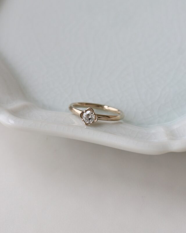 ㅤㅤㅤㅤㅤㅤㅤㅤㅤㅤㅤㅤㅤㅤㅤㅤㅤㅤㅤㅤㅤㅤㅤㅤㅤㅤㅤㅤㅤㅤㅤㅤㅤㅤㅤㅤㅤㅤㅤㅤㅤㅤㅤㅤㅤㅤㅤㅤㅤㅤㅤㅤㅤㅤㅤㅤㅤㅤㅤㅤㅤㅤㅤㅤㅤㅤㅤㅤㅤㅤㅤㅤㅤㅤㅤㅤㅤㅤㅤㅤㅤㅤㅤㅤㅤㅤㅤㅤㅤㅤㅤㅤㅤㅤㅤㅤㅤㅤㅤㅤ 
ふたりで選んで、ふたりで作った婚約指輪。

ダイヤモンドプロポーズのあとに、
おふたりでご制作にお越しくださいました。

器用なおふたりの丁寧さが伝わってくる、
やさしい丸みを帯びたリング。

淡いゴールドがよく映える、
シンプルでいて華やかな、素敵な婚約指輪の完成です。
　
　 
》婚約指輪
地金：K18CG
幅：1.7mm
石枠：お花
仕上げ：鏡面
ダイヤモンド：ラウンド・ブリリアント・カット
　
 
 
uchimari