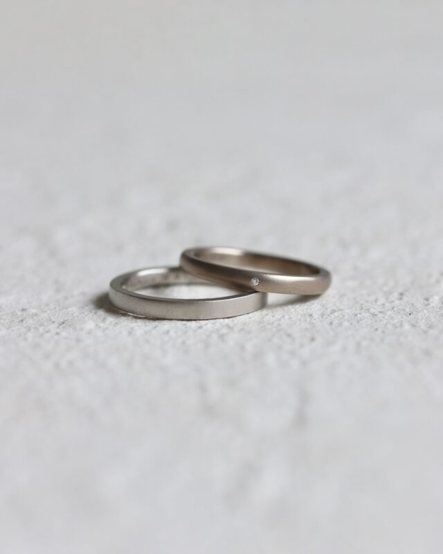 ㅤㅤㅤㅤㅤㅤㅤㅤㅤㅤㅤㅤㅤㅤㅤㅤㅤㅤㅤㅤㅤㅤㅤㅤㅤㅤㅤㅤㅤㅤㅤㅤㅤㅤㅤㅤㅤㅤㅤㅤㅤㅤㅤㅤㅤㅤㅤㅤㅤㅤㅤㅤㅤㅤㅤㅤㅤㅤㅤㅤㅤㅤㅤㅤㅤㅤㅤㅤㅤㅤㅤㅤㅤㅤㅤㅤㅤㅤㅤㅤㅤㅤㅤㅤㅤㅤㅤㅤㅤㅤㅤㅤㅤㅤㅤㅤㅤㅤㅤㅤ 
2mm幅のすっきりとした佇まい。

細身のリングは軽やかなつけ心地で、
初めて身につけたその日から自然と手元に馴染みます。

これからもおふたりに優しく寄り添う結婚指輪でありますように。
　
　
》左側
地金：Pt900
幅：2mm
仕上げ：梨地
刻印：アーティスト刻印( てらおかなつみさん )

》右側
地金：K18WG
幅：2mm
仕上げ：梨地
刻印：アーティスト刻印( てらおかなつみさん )
誕生石：ダイヤモンド
　
 
 
uchimari〔 予約制 〕
open 10:00 - 18:30
close 火・木曜日