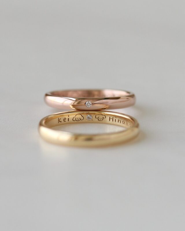 ㅤㅤㅤㅤㅤㅤㅤㅤㅤㅤㅤㅤㅤㅤㅤㅤㅤㅤㅤㅤㅤㅤㅤㅤㅤㅤㅤㅤㅤㅤㅤㅤㅤㅤㅤㅤㅤㅤㅤㅤㅤㅤㅤㅤㅤㅤㅤㅤㅤㅤㅤㅤㅤㅤㅤㅤㅤㅤㅤㅤㅤㅤㅤㅤㅤㅤㅤㅤㅤㅤㅤㅤㅤㅤㅤㅤㅤㅤㅤㅤㅤㅤㅤㅤㅤㅤㅤㅤㅤㅤㅤㅤㅤㅤㅤㅤㅤㅤㅤㅤ 
つるりと美しい丸みが引き立つ、
鏡面仕上げの結婚指輪。

おふたりそれぞれの
お好みの位置に留めた誕生石と、
てらおかなつみさん(@teraoka_natsumi )の
可愛らしい刻印デザイン。

" こんな結婚指輪が良いな "という
理想をぎゅっと詰めこんだ、
特別な2本の指輪が完成しました。
　
　
》上
地金：ピンクゴールド(K18PG)
幅：2.5mm
仕上げ：鏡面
刻印：アーティスト刻印(てらおかなつみさん)
誕生石：ダイヤモンド

》下
地金：イエローゴールド(K18YG)
幅：2.5mm
仕上げ：鏡面
刻印：アーティスト刻印(てらおかなつみさん)
誕生石：タンザナイト
　
 
 
uchimari〔 予約制 〕