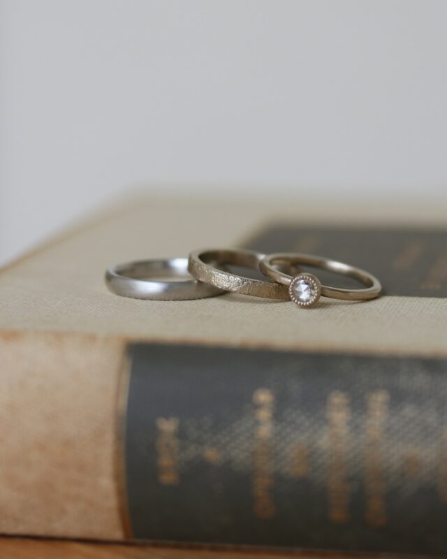 ㅤㅤㅤㅤㅤㅤㅤㅤㅤㅤㅤㅤㅤㅤㅤㅤㅤㅤㅤㅤㅤㅤㅤㅤㅤㅤㅤㅤㅤㅤㅤㅤㅤㅤㅤㅤㅤㅤㅤㅤㅤㅤㅤㅤㅤㅤㅤㅤㅤㅤㅤㅤㅤㅤㅤㅤㅤㅤㅤㅤㅤㅤㅤㅤㅤㅤㅤㅤㅤㅤㅤㅤㅤㅤㅤㅤㅤㅤㅤㅤㅤㅤㅤㅤㅤㅤㅤㅤㅤㅤㅤㅤㅤㅤㅤㅤㅤㅤㅤㅤ 
お揃いで作る、婚約指輪と結婚指輪。

重ねて着けた時のシルエットも大切にして
デザインを選んでいただくことが多くあります。

地金の色や細さ、マットや艶などの質感に少しずつ変化をつけたり。

一つずつご自身の肌に合わせながら、
しっくりとくる特別なデザインをお選びいただけたらと思います。

なお、同日にご制作の場合は、
続けて2枠分のご予約をお取りいただくか、
備考欄にメッセージをお願いいたします。

3本のご制作には通常より少しお時間をいただきますが、
休憩を挟みながらゆっくりと進めていきますのでご安心くださいね。
　
　
　
uchimari〔 予約制 〕
営業時間 10:00 - 18:30