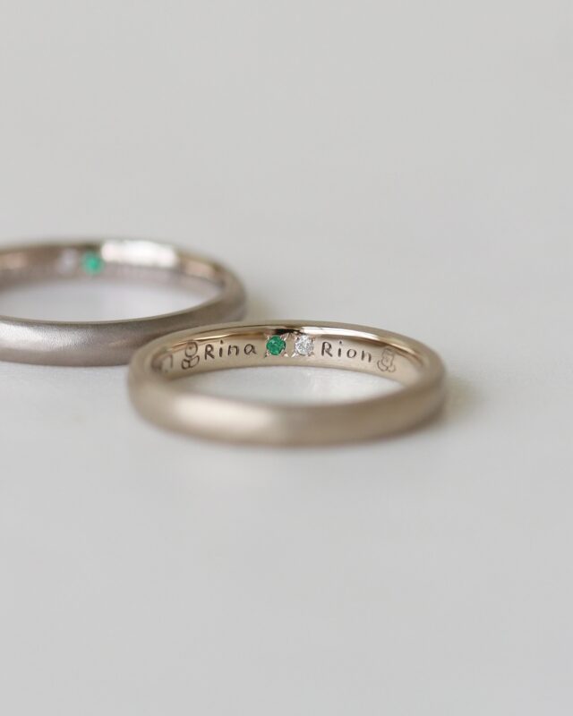 ㅤㅤㅤㅤㅤㅤㅤㅤㅤㅤㅤㅤㅤㅤㅤㅤㅤㅤㅤㅤㅤㅤㅤㅤㅤㅤㅤㅤㅤㅤㅤㅤㅤㅤㅤㅤㅤㅤㅤㅤㅤㅤㅤㅤㅤㅤㅤㅤㅤㅤㅤㅤㅤㅤㅤㅤㅤㅤㅤㅤㅤㅤㅤㅤㅤㅤㅤㅤㅤㅤㅤㅤㅤㅤㅤㅤㅤㅤㅤㅤㅤㅤㅤㅤㅤㅤㅤㅤㅤㅤㅤㅤㅤㅤㅤㅤㅤㅤㅤㅤ 
ふたりの名前と、ふたりの誕生石を並べて。

内側に留める誕生石はシークレットストーンとも呼ばれ、
これからのおふたりを優しく見守る、
お守りのような意味合いがあります。

お互いを思う気持ちと、手作りのぬくもり。

おふたりだけの特別な結婚指輪をともに、
末長くお幸せでありますように。
　
　
左 》
地金：ホワイトゴールド(K18WG)
幅：2.5mm
仕上げ：梨地
刻印：アーティスト刻印(てらおかなつみさん)
誕生石：ダイヤモンド、エメラルド

右 》
地金：シャンパンゴールド(K18CG)
幅：2.3mm
仕上げ：梨地
刻印：アーティスト刻印(てらおかなつみさん)
誕生石：ダイヤモンド、エメラルド
　
 
 
uchimari〔 予約制 〕