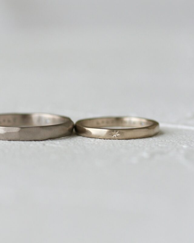 ㅤㅤㅤㅤㅤㅤㅤㅤㅤㅤㅤㅤㅤㅤㅤㅤㅤㅤㅤㅤㅤㅤㅤㅤㅤㅤㅤㅤㅤㅤㅤㅤㅤㅤㅤㅤㅤㅤㅤㅤㅤㅤㅤㅤㅤㅤㅤㅤㅤㅤㅤㅤㅤㅤㅤㅤㅤㅤㅤㅤㅤㅤㅤㅤㅤㅤㅤㅤㅤㅤㅤㅤㅤㅤㅤㅤㅤㅤㅤㅤㅤㅤㅤㅤㅤㅤㅤㅤㅤㅤㅤㅤㅤㅤㅤㅤㅤㅤㅤㅤ 
きらりと光る、星のかたちの彫りデザイン。

手作りならではのぽこぽこ模様に、
とてもよく似合います。

内側には、手書きで添えた大切な日付を刻んで。

シンプルな中に個性を感じる、
おふたりらしい結婚指輪が完成しました。

　
　
左 》
地金：ホワイトゴールド(K18WG)
幅：2.8mm
仕上げ：梨地
刻印：手書き刻印
誕生石：ダイヤモンド

右 》
地金：シャンパンゴールド(K18CG)
幅：2mm
仕上げ：ヘアライン / 鏡面
刻印：手書き刻印
誕生石：ダイヤモンド
　
 
 
uchimari〔 予約制 〕