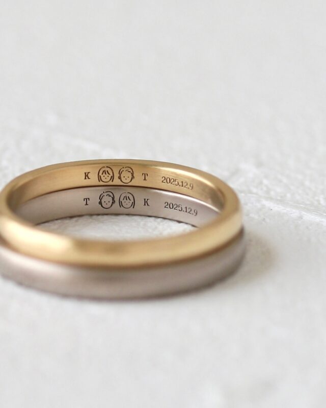 ㅤㅤㅤㅤㅤㅤㅤㅤㅤㅤㅤㅤㅤㅤㅤㅤㅤㅤㅤㅤㅤㅤㅤㅤㅤㅤㅤㅤㅤㅤㅤㅤㅤㅤㅤㅤㅤㅤㅤㅤㅤㅤㅤㅤㅤㅤㅤㅤㅤㅤㅤㅤㅤㅤㅤㅤㅤㅤㅤㅤㅤㅤㅤㅤㅤㅤㅤㅤㅤㅤㅤㅤㅤㅤㅤㅤㅤㅤㅤㅤㅤㅤㅤㅤㅤㅤㅤㅤㅤㅤㅤㅤㅤㅤㅤㅤㅤㅤㅤㅤ 
【 選べる似顔絵刻印 】で作成した、
おふたりそっくりの似顔絵。
​ 
指輪の内側を見ると、
いつでもお相手のことを近くに感じられます。

それぞれの”好き"を大切に、
でも、お相手への想いも大切に。

あたたかなおふたりらしい、
素敵な結婚指輪が完成しました。

 
左​ 》
地金：ホワイトゴールド​ (K18WG)
幅：2.5mm
仕上げ：梨地
刻印：似顔絵刻印 +フォント指定​刻印

​右 》
地金：イエローゴールド​ (K18YG)
幅：2mm
仕上げ：アンティーク
刻印：似顔絵刻印 + フォント指定​刻印
　
 
 
uchimari〔 予約制 〕