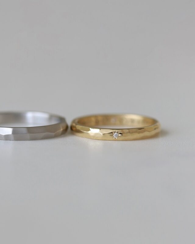 ㅤㅤㅤㅤㅤㅤㅤㅤㅤㅤㅤㅤㅤㅤㅤㅤㅤㅤㅤㅤㅤㅤㅤㅤㅤㅤㅤㅤㅤㅤㅤㅤㅤㅤㅤㅤㅤㅤㅤㅤㅤㅤㅤㅤㅤㅤㅤㅤㅤㅤㅤㅤㅤㅤㅤㅤㅤㅤㅤㅤㅤㅤㅤㅤㅤㅤㅤㅤㅤㅤㅤㅤㅤㅤㅤㅤㅤㅤㅤㅤㅤㅤㅤㅤㅤㅤㅤㅤㅤㅤㅤㅤㅤㅤㅤㅤㅤㅤㅤㅤ 
ふたつのぽこぽこ模様。

細かくゆるやかに。
大きく、はっきりと。

２種類の表面仕上げによって、
さらに表情豊かな結婚指輪が完成しました。

おふたりらしい素敵な指輪が、
いつまでも優しく寄り添いますように。

 
左​ 》
地金：プラチナ (Pt900)
幅：2.5mm
仕上げ：鏡面 / ヘアライン
刻印：似顔絵刻印 +手書き​刻印
誕生石：シトリン

​右 》
地金：イエローゴールド (K18YG)
幅：2.3mm
仕上げ：鏡面 / ヘアライン
刻印：似顔絵刻印 +手書き​刻印
誕生石：ダイヤモンド(後光留め)、ムーンストーン
　
 
 
uchimari〔 予約制 〕
営業時間 10:00 - 18:30