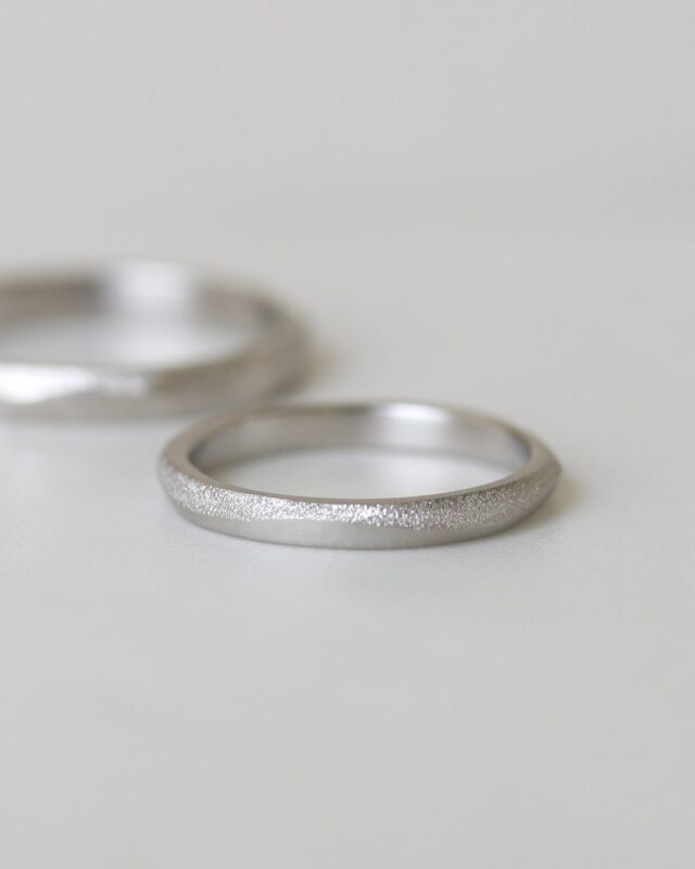 ㅤㅤㅤㅤㅤㅤㅤㅤㅤㅤㅤㅤㅤㅤㅤㅤㅤㅤㅤㅤㅤㅤㅤㅤㅤㅤㅤㅤㅤㅤㅤㅤㅤㅤㅤㅤㅤㅤㅤㅤㅤㅤㅤㅤㅤㅤㅤㅤㅤㅤㅤㅤㅤㅤㅤㅤㅤㅤㅤㅤㅤㅤㅤㅤㅤㅤㅤㅤㅤㅤㅤㅤㅤㅤㅤㅤㅤㅤㅤㅤㅤㅤㅤㅤㅤㅤㅤㅤㅤㅤㅤㅤㅤㅤㅤㅤㅤㅤㅤㅤ 
海がきらきらと波うつような、
波もようとスターダスト仕上げ。

おふたりそれぞれの
お好きなデザインでお作りした指輪は、
温かみのある、似た空気を纏っています。

お相手を想い、作りあった、
素敵な結婚指輪の完成です。

 
左​ 》
地金：プラチナ (Pt900)
幅：2.7mm
仕上げ：アンティーク
刻印：手書き​刻印

​右 》
地金：プラチナ (Pt900)
幅：2.2mm
仕上げ：スターダスト / ヘアライン
刻印：手書き​刻印
　
 
 
uchimari〔 予約制 〕
営業時間 10:00 - 18:30